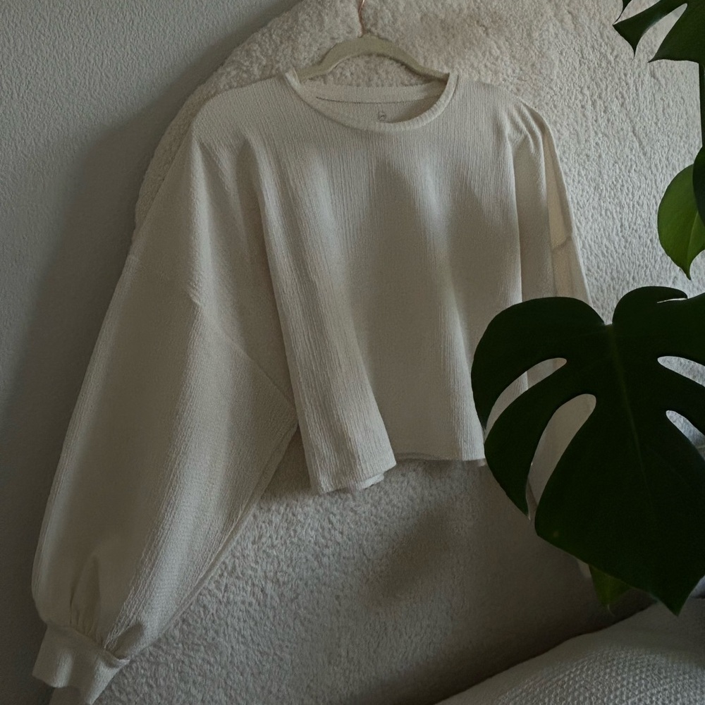 SOLD Puff sleeve cropped long sleeve top